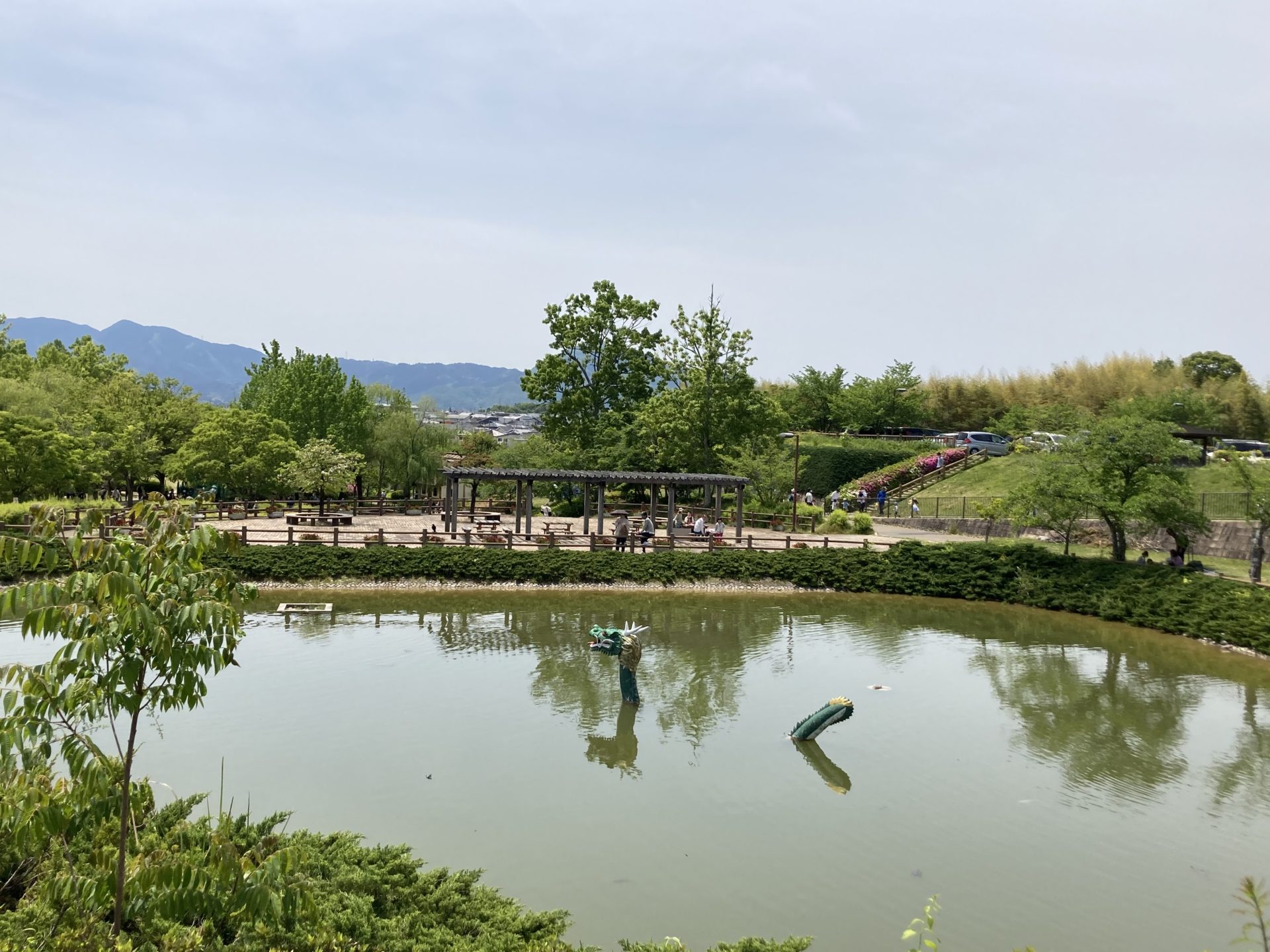 竹取公園の龍のオブジェが入っている池
