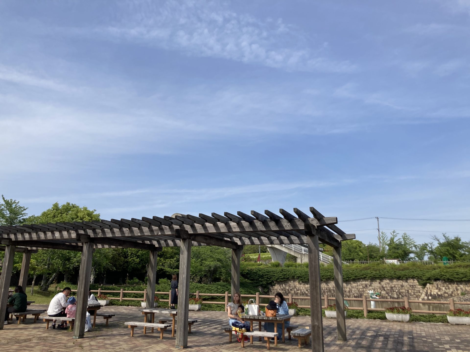 竹取公園入口付近の池の周りのテーブルとベンチ