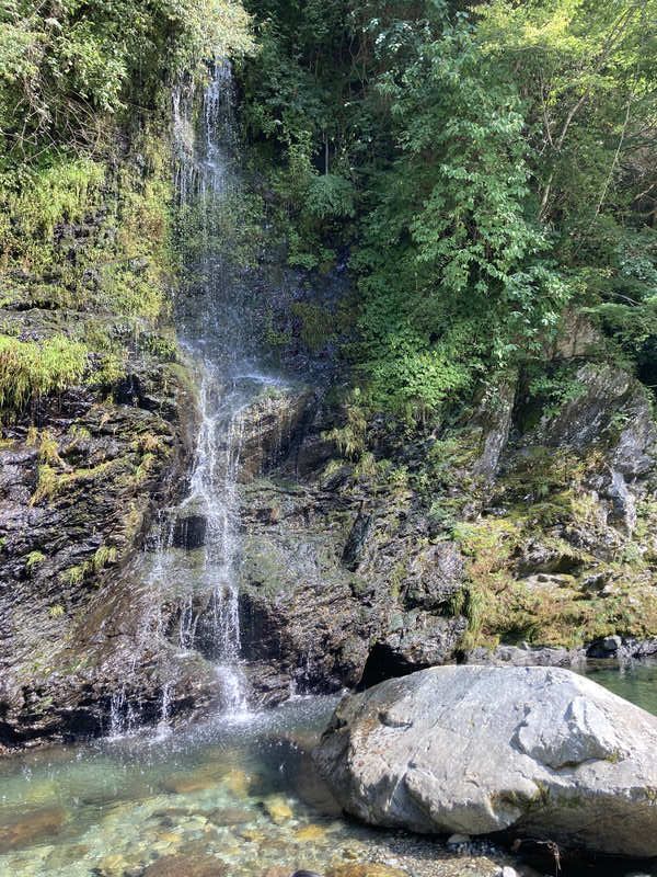 みたらい渓谷　小さな滝とその手前の大きな岩