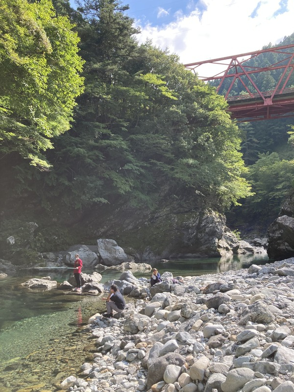 みたらい渓谷　吊橋と河原で釣りをする人