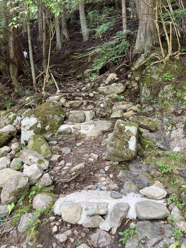 みたらい渓谷、川へ降りる岩の階段の道