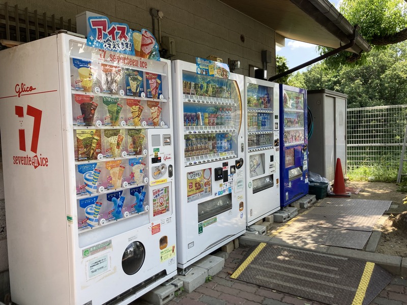 大阪狭山市市民ふれあいの里入り口にあるアイスと飲み物の自動販売機