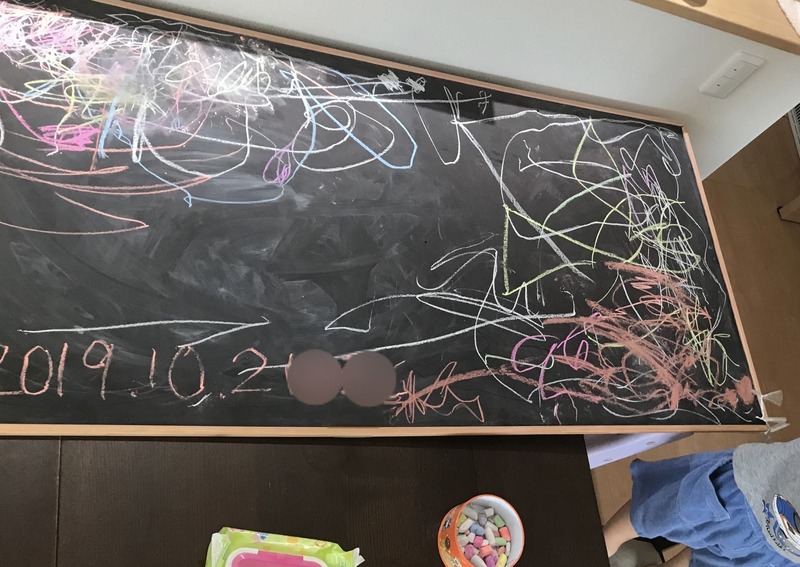 ３才男の子がチョークでお絵描きをした黒板