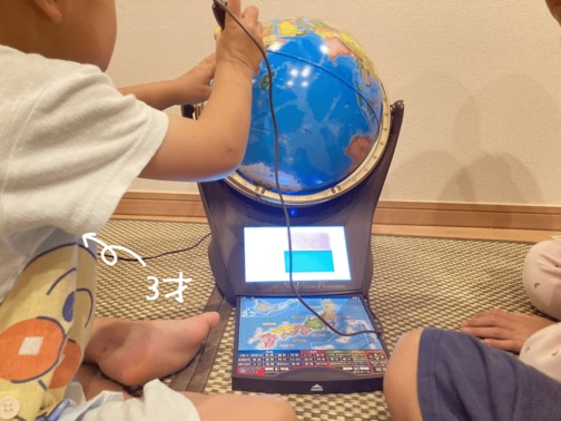 大きな画面付き日本地図付きしゃべる地球儀で遊ぶ3才の男の子