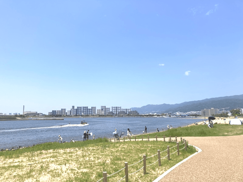 兵庫県西宮市御前浜橋からみた遊歩道と川と遠くのビル