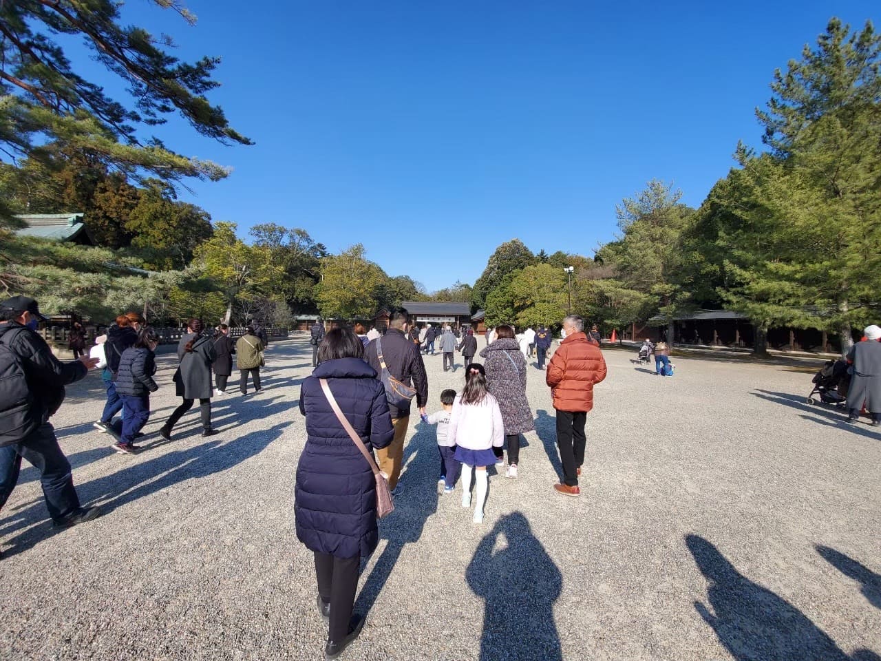 奈良県橿原神宮の参道の混雑の様子2022年1月3日