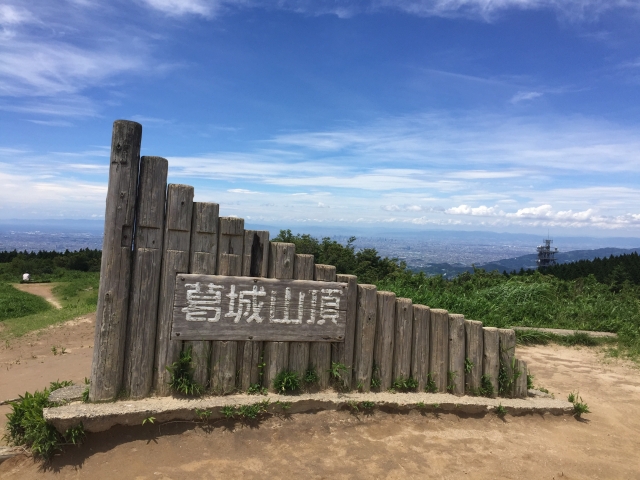 奈良県葛城山頂のモニュメントと風景