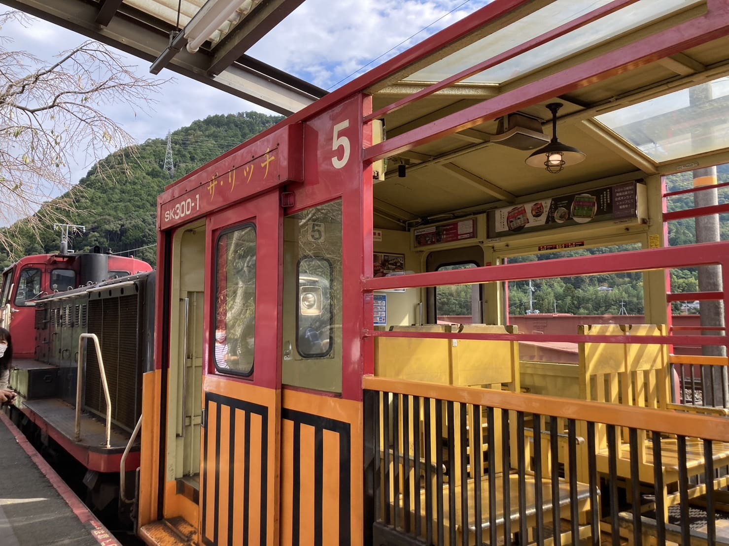 京都・嵐山・嵯峨野トロッコ列車の5号車リッチ号